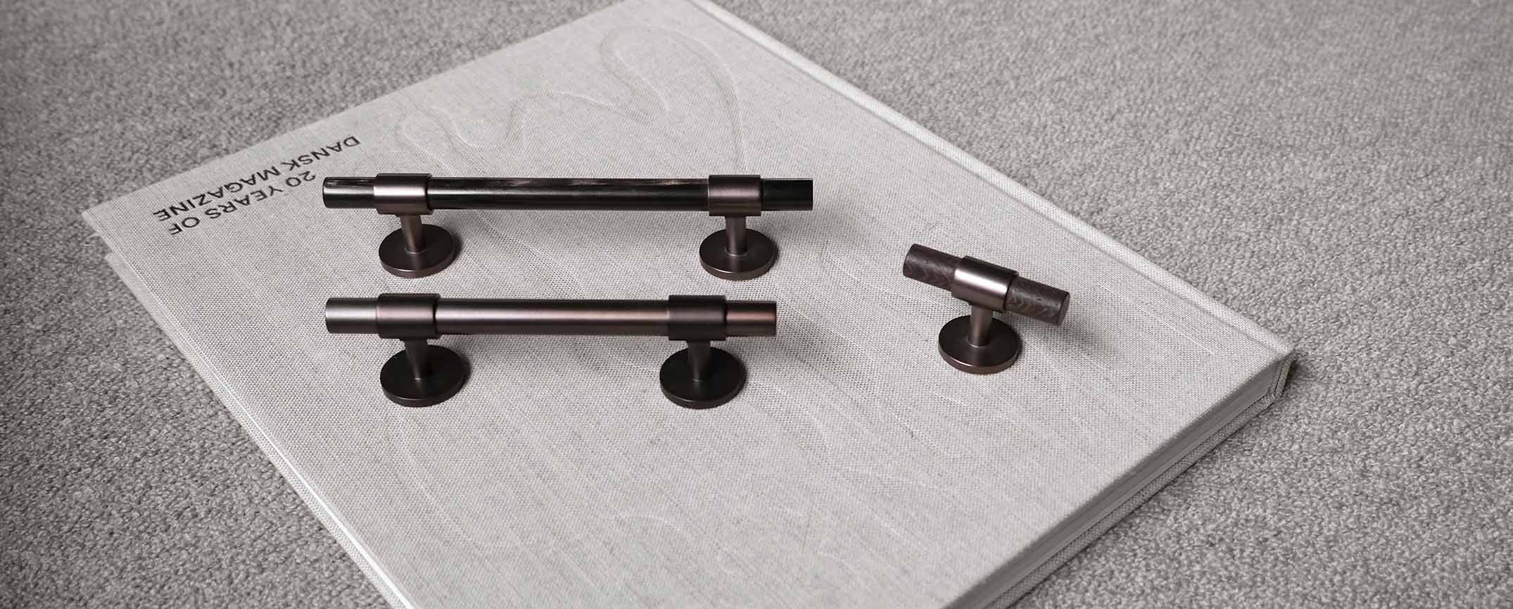   ハンドペイント 皿 709 Mopar E Body 70-74 Barracuda Interior Door Handle Set & Screws