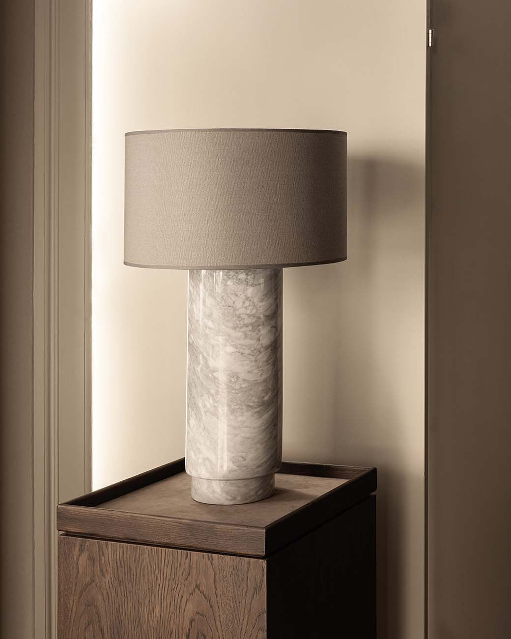 AVA marble table lamp in arabescato white – BRANDT Copenhagen