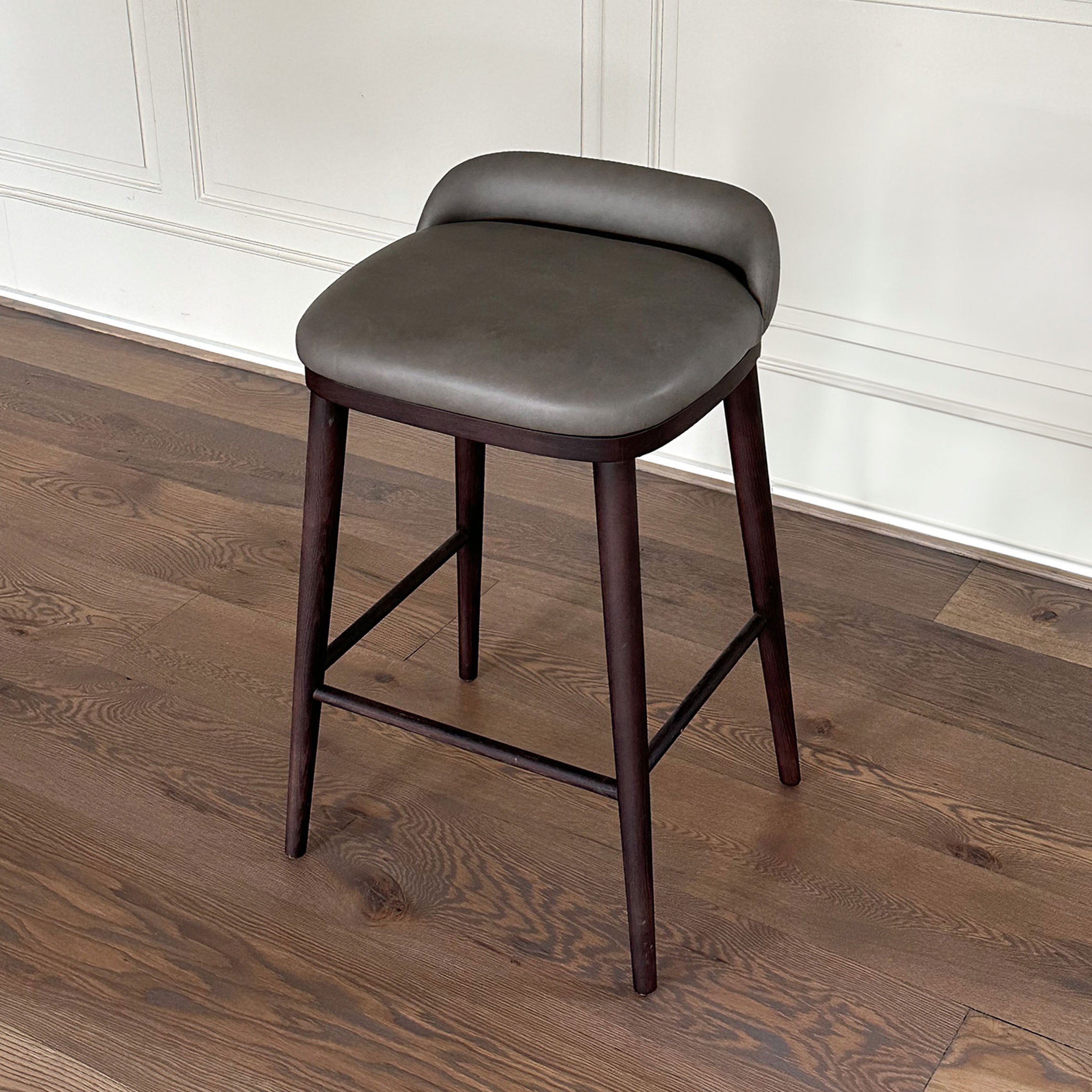 CAINE barstol med mørkebrune ben og læder i greige – BRANDT Copenhagen