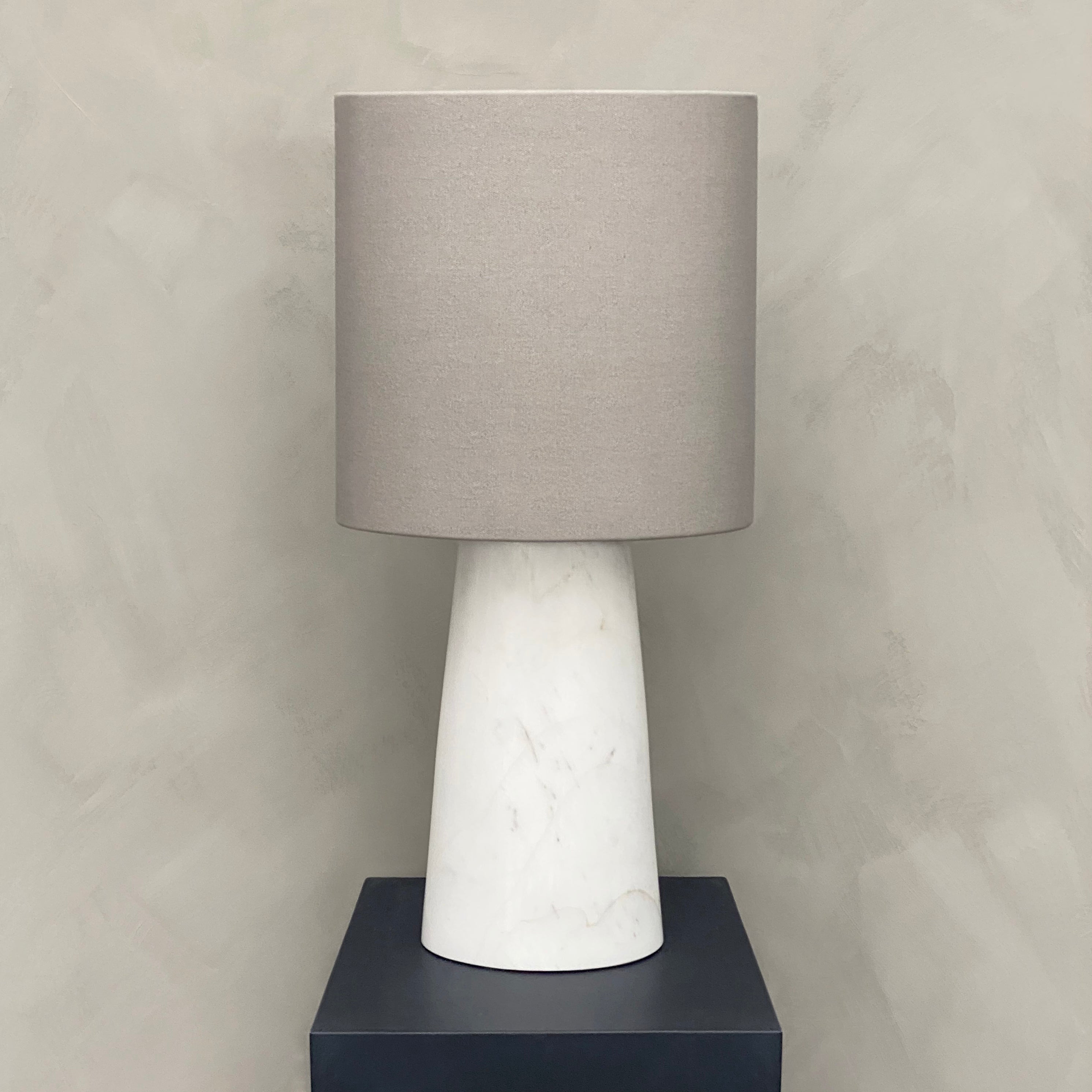 BRANDT Collective table lamp in marble Shaded White and grey shade
