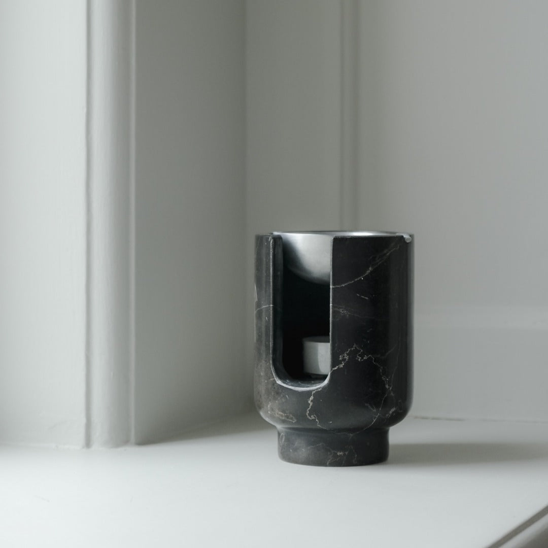 AURA Oil burner from BRANDT Collective in marble Shadow Black and Satin alunimnium bowl