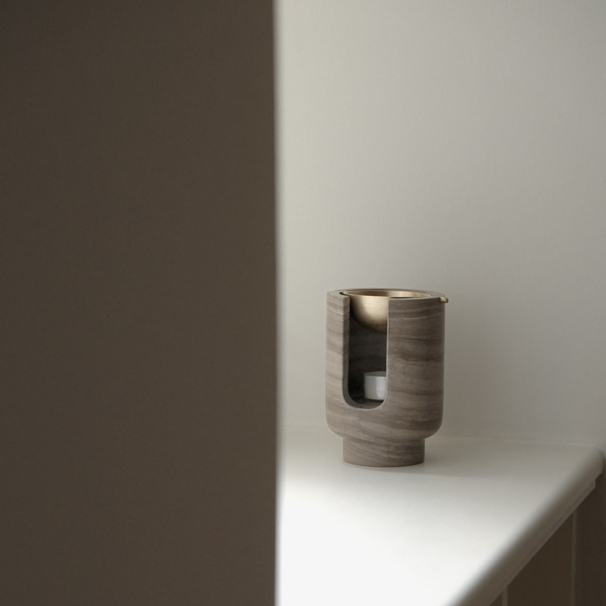 BRANDT Collective AURA Oil Burner in grey marble  Smoke Grey and satin brass bowl