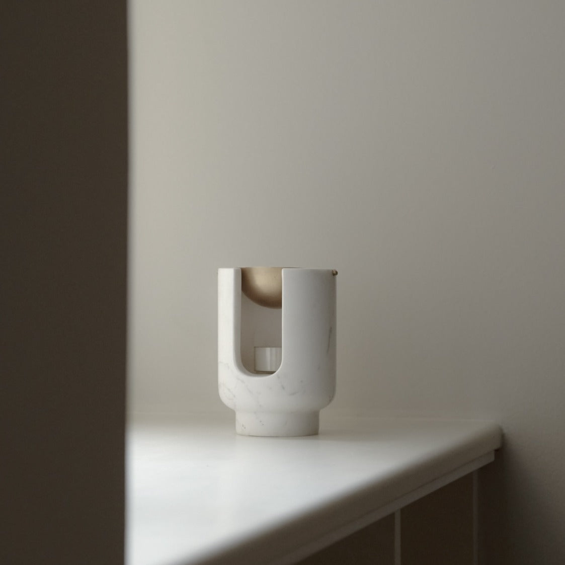 BRANDT Collective AURA Oil Burner in White marble with brass bowl