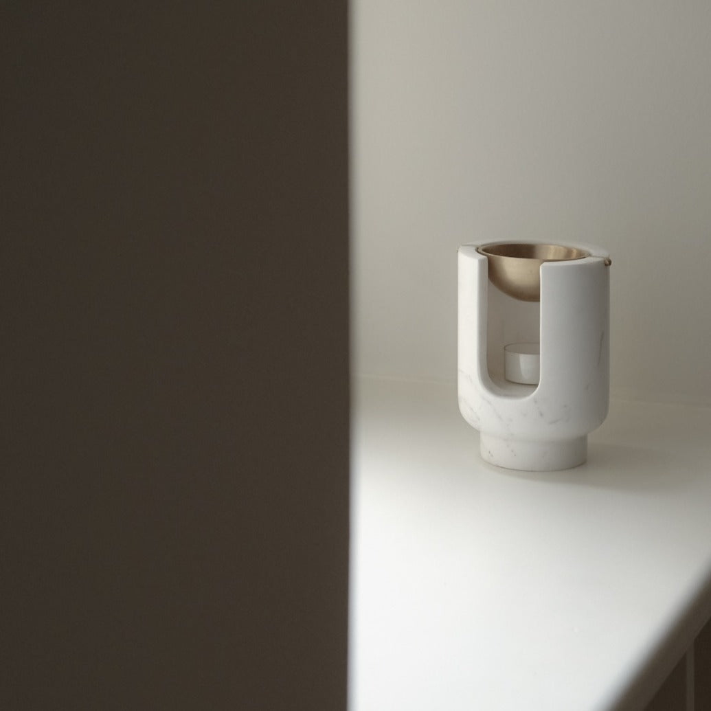 BRANDT Collective AURA Oil Burner in White marble with brass bowl