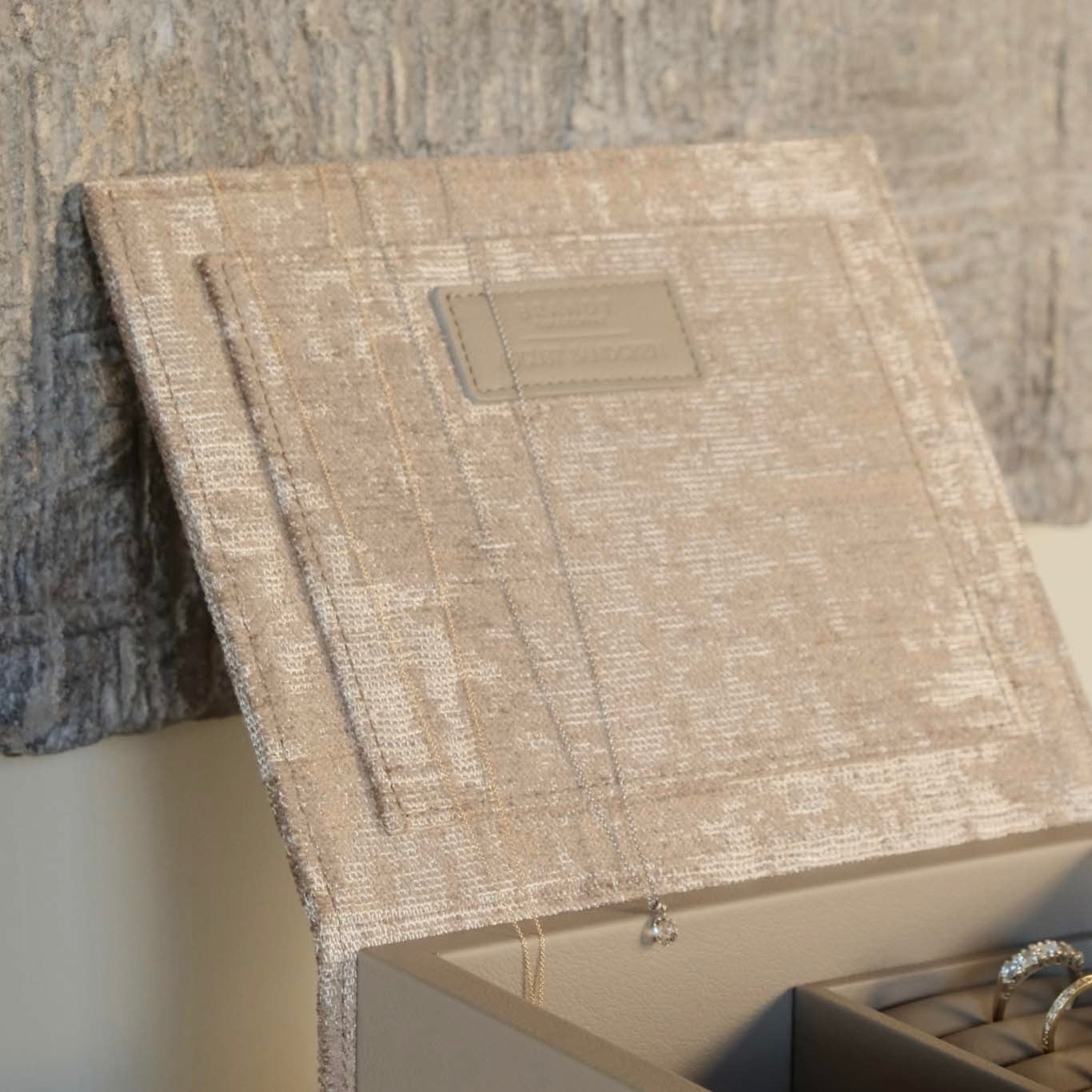 August Sandgren jewelbox small in fabric greige