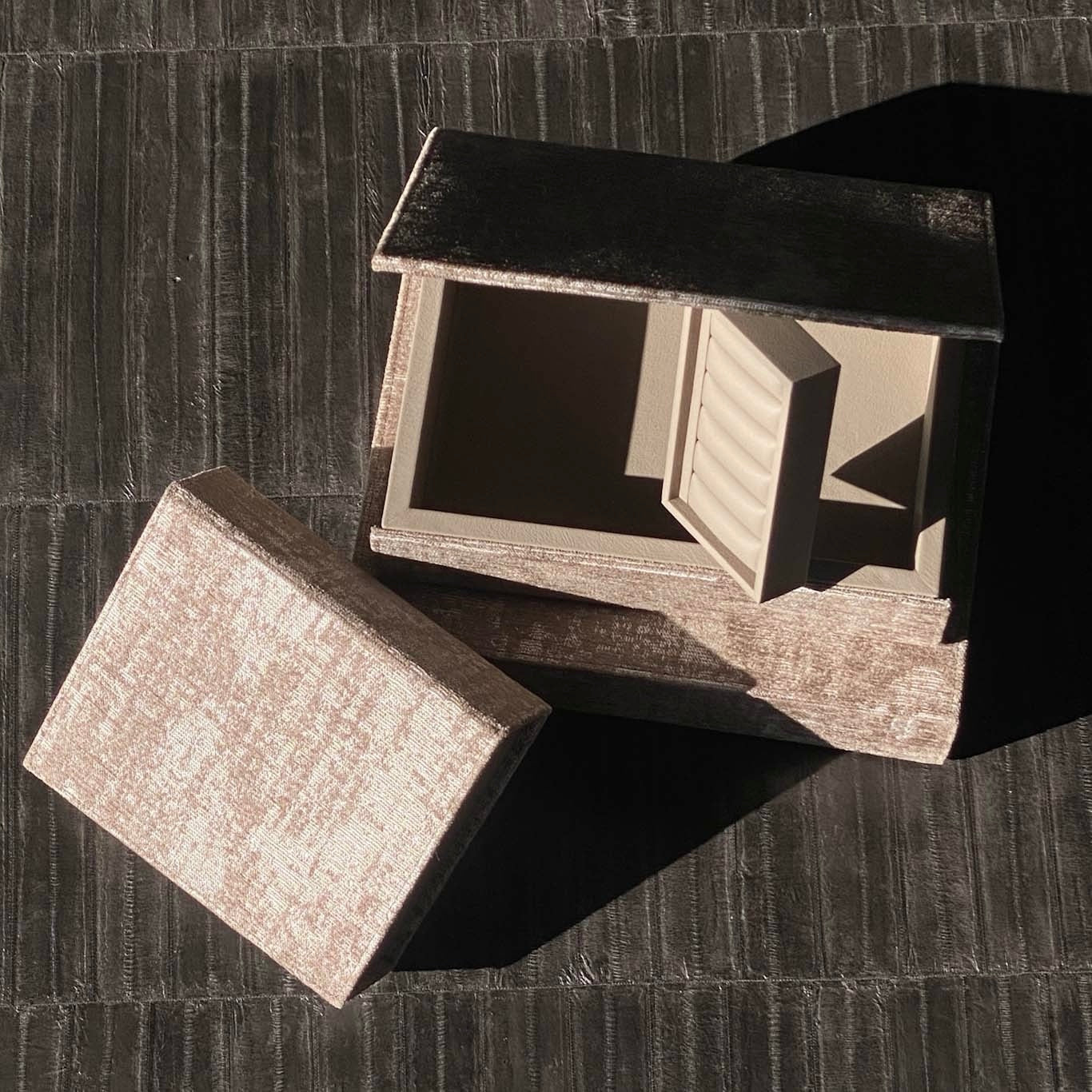 August Sandgren jewelbox small in fabric greige
