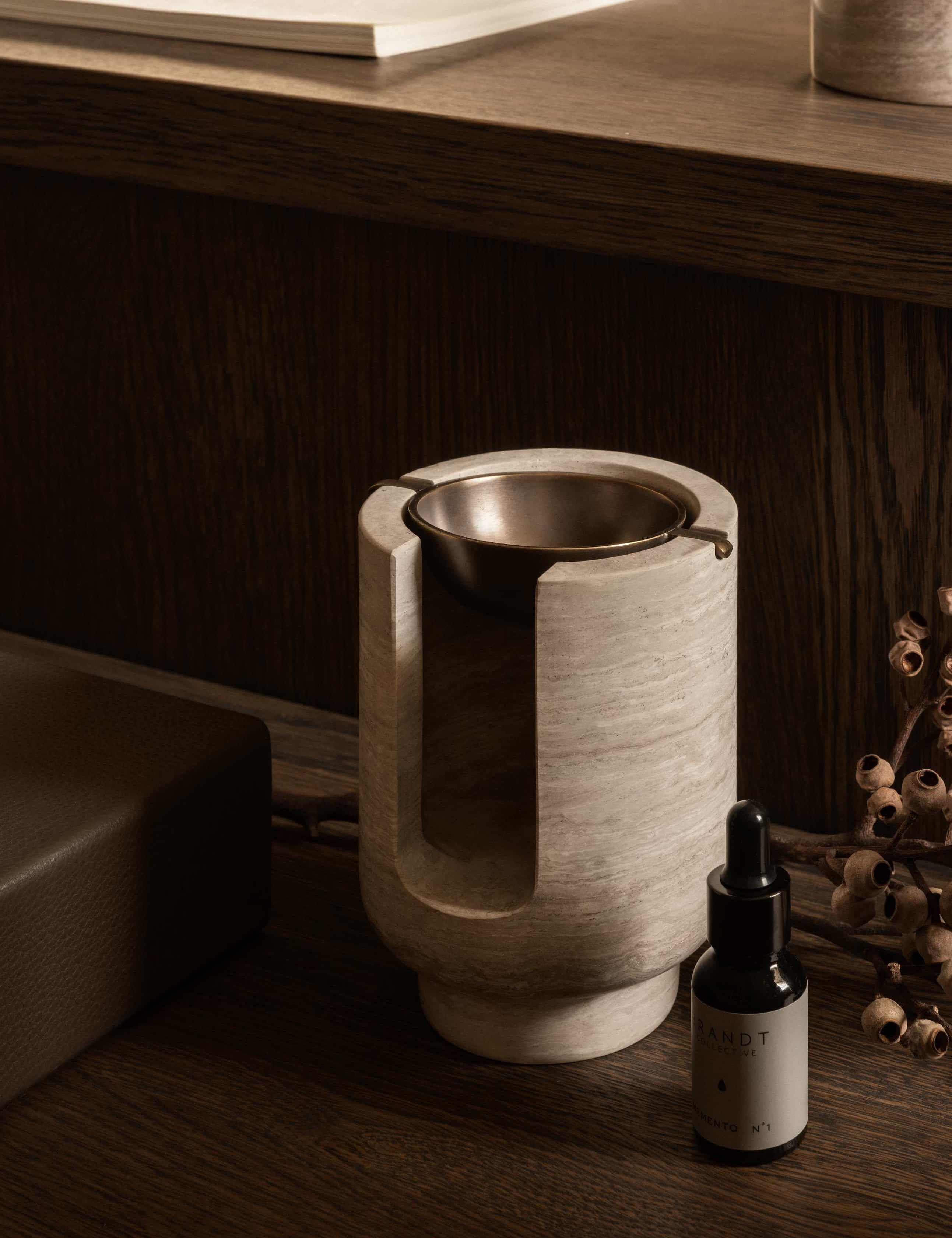 Aura_Oil_Burner_Chalk_Grey_Burnished_Brass_1_1.jpg
