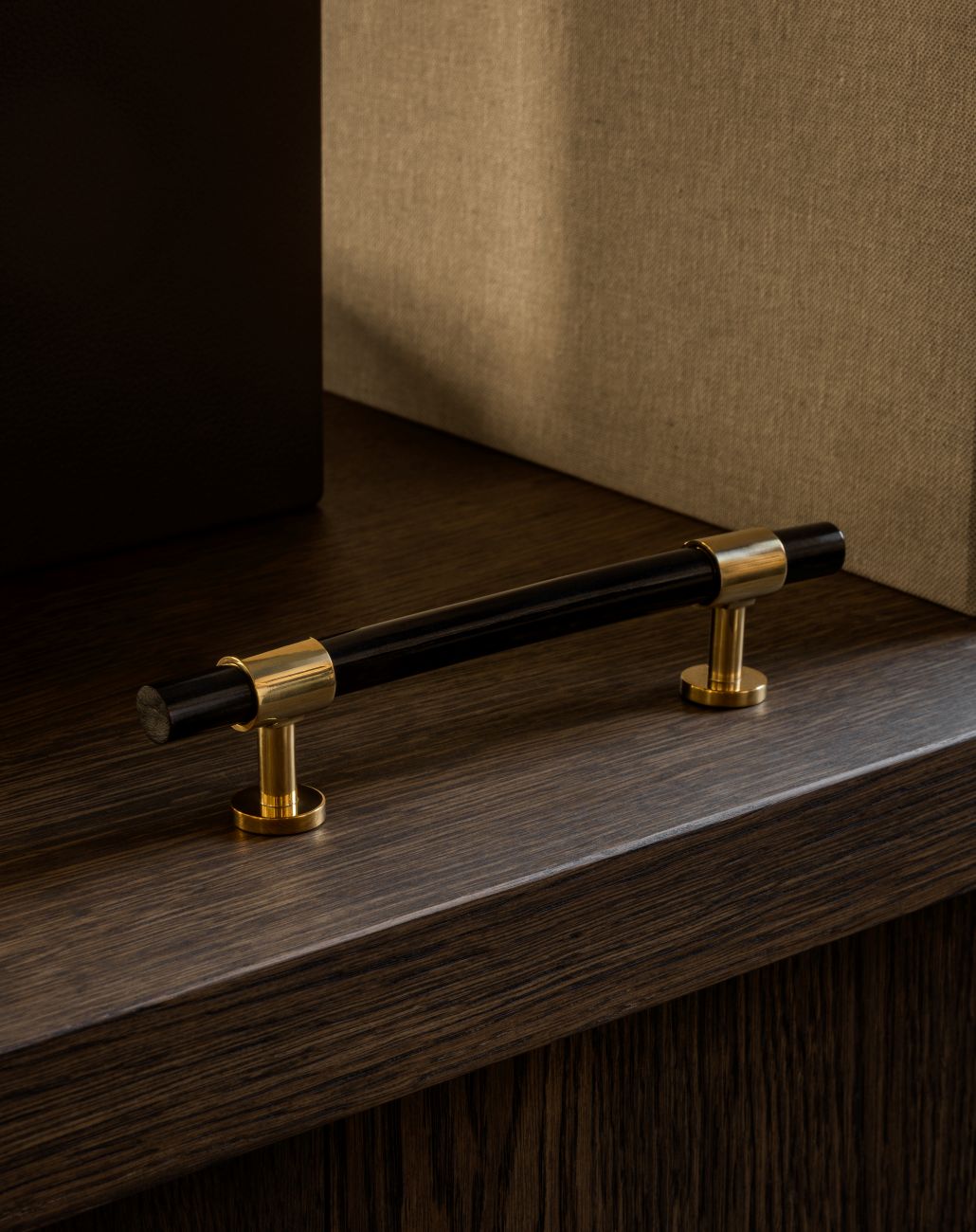 Cabinet handle SIGNATURE 20 - pull bar 188 mm - Polished Brass / Black Horn by BRANDT Copenhagen 