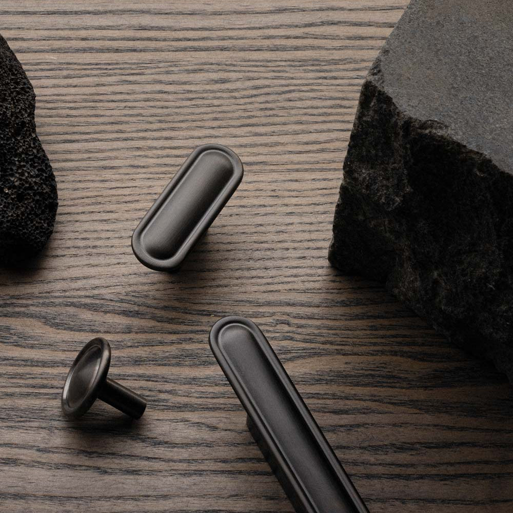 BUTTON greb i bruneret messing. Designet i et samarbejde mellem Norm Architects og BRANDT Collective.