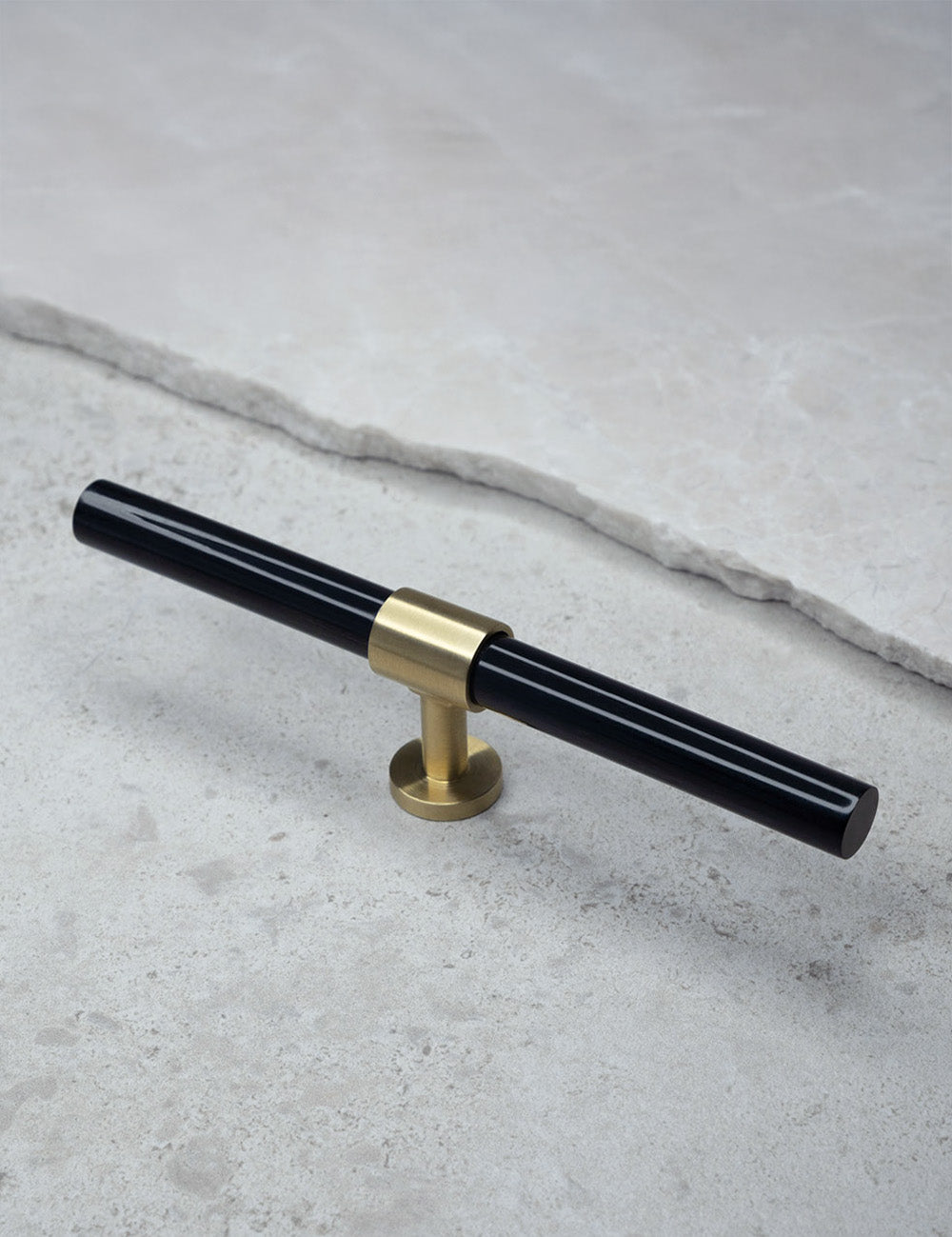 CLASSIC_T-bar_188_mm_-_Brass_Black_Horn_Hannah_f4d506a0-0afa-4ecf-aa4c-8da87aff22cf.jpg
