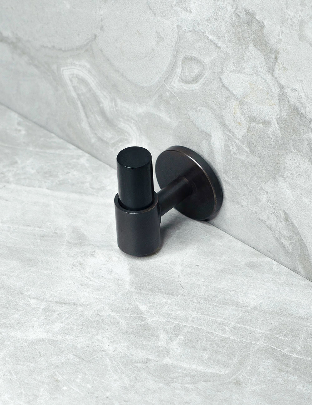 SIGNATURE 30 END knob in Nearly Black/Black Horn. Luxury cabinet hardware made of solid brass by BRANDT Collective.