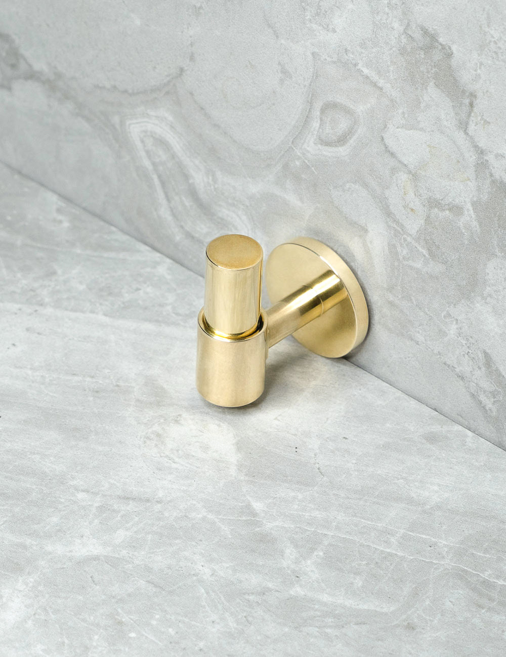 SIGNATURE 30 END knob in Polished Brass/Polished Brass. Luxury cabinet hardware made of solid brass by BRANDT Collective.