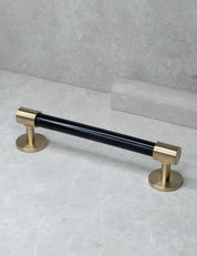 END 30 pull bar handle 160 mm in Brushed Brass/Black Horn. Luxury cabinet hardware made of solid brass by BRANDT Collective. 