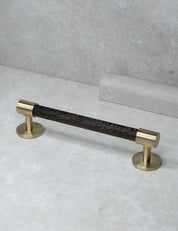 END 30 pull bar handle 160 mm in Brushed Brass/Wenge. Luxury cabinet hardware made of solid brass by BRANDT Collective. 