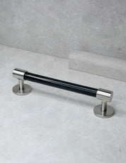 END 30 pull bar handle 160 mm in Brushed Nickel/Black Horn. Luxury cabinet hardware made of solid brass by BRANDT Collective. 