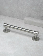 END 30 pull bar handle 160 mm in Brushed Nickel/Brushed Nickel. Luxury cabinet hardware made of solid brass by BRANDT Collective. 
