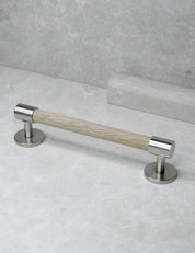 END 30 pull bar handle 160 mm in Brushed Nickel/Oak. Luxury cabinet hardware made of solid brass by BRANDT Collective. 