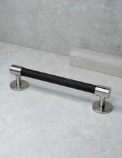 END 30 pull bar handle 160 mm in Brushed Nickel/Wenge. Luxury cabinet hardware made of solid brass by BRANDT Collective. 