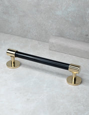 END 30 pull bar handle 160 mm in Polished Brass/Black Horn. Luxury cabinet hardware made of solid brass by BRANDT Collective. 