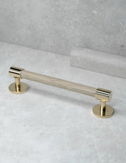 END 30 pull bar handle 160 mm in Polished Brass/Oak. Luxury cabinet hardware made of solid brass by BRANDT Collective. 