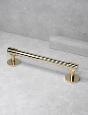 END 30 pull bar handle 160 mm in Polished Brass/Polished Brass. Luxury cabinet hardware made of solid brass by BRANDT Collective. 