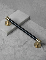 END 30 pull bar handle 192 mm in Brushed Brass/Black Horn. Luxury cabinet hardware made of solid brass by BRANDT Collective. 