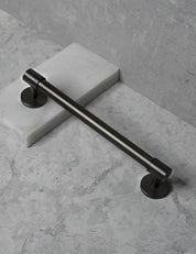 END 30 pull bar handle 192 mm in Burnished Brass/Burnished Brass. Luxury cabinet hardware made of solid brass by BRANDT Collective. 