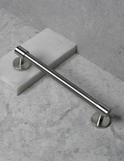 END 30 pull bar handle 192 mm in Brushed Nickel/Brushed Nickel. Luxury cabinet hardware made of solid brass by BRANDT Collective. 