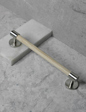 END 30 pull bar handle 192 mm in Brushed Nickel/Oak. Luxury cabinet hardware made of solid brass by BRANDT Collective. 