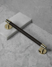 END 30 pull bar handle 192 mm in Polished Brass/Wenge. Luxury cabinet hardware made of solid brass by BRANDT Collective. 