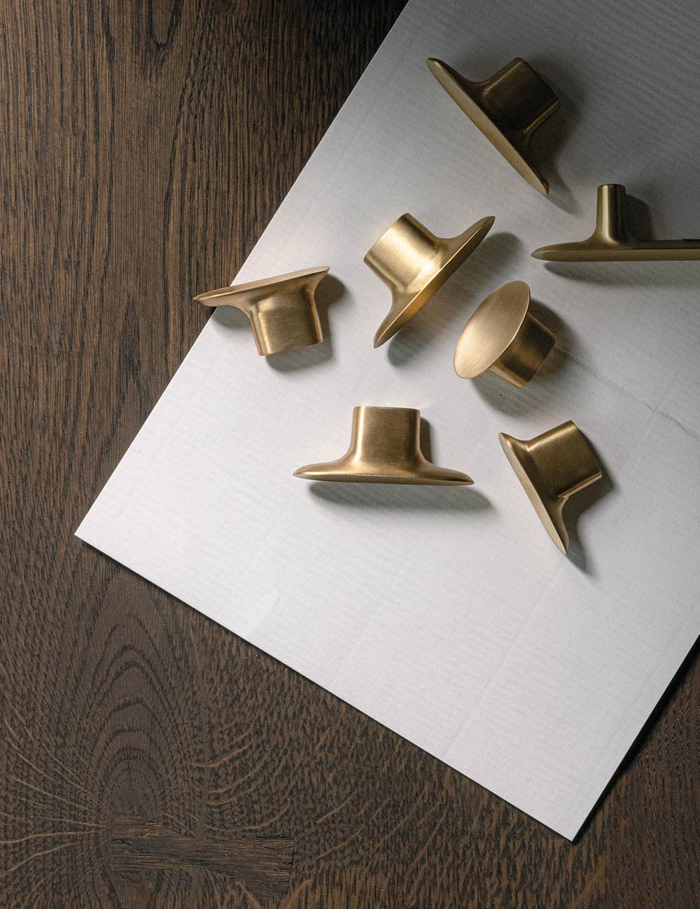 LEAF T-bar 65 mm in brass by BRANDT Collective and Norm architects. Kitchen handle in solid brass - ideal for kitchen drawers and cupboard fronts.