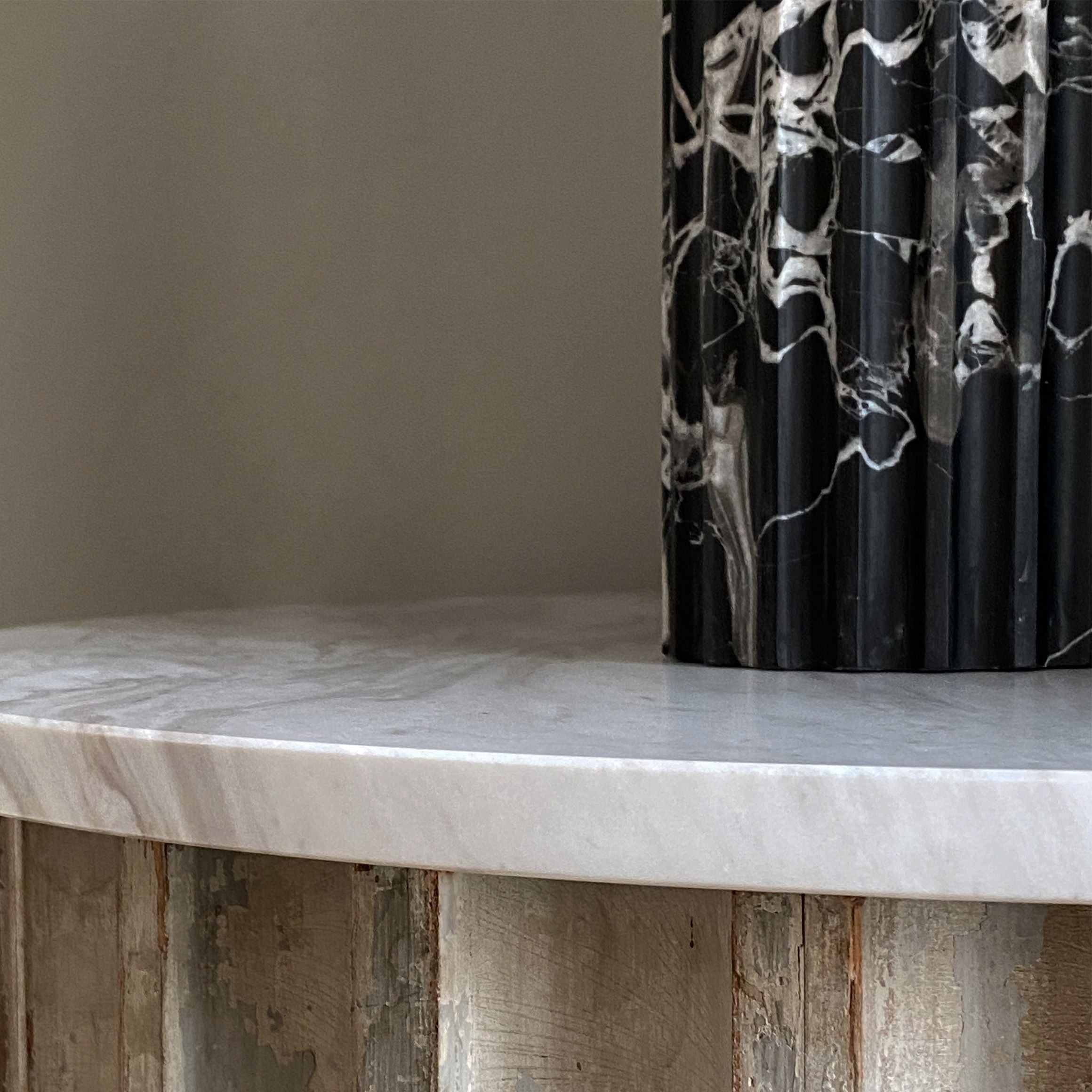 BRANDT Collective COLONNADE table lamp in black marble with beige shade