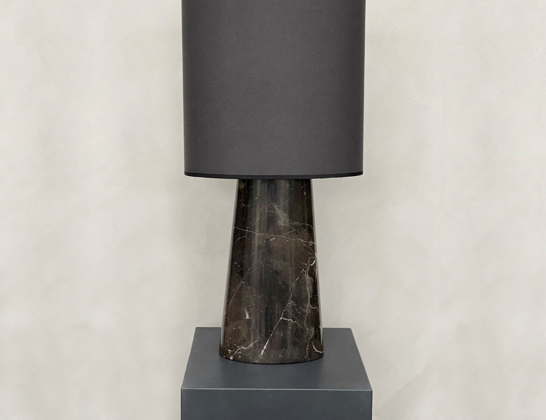 BRANDT Collective VERSO S marble table lamp in shadow black