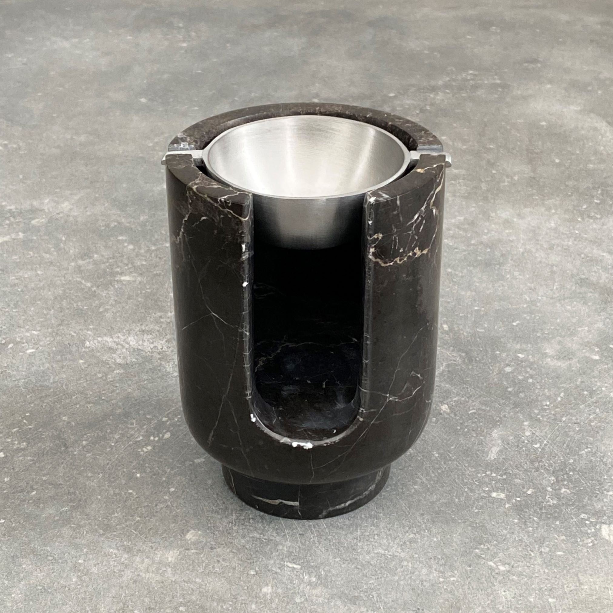 AURA Oil burner from BRANDT Collective in marble Shadow Black and Satin alunimnium bowl