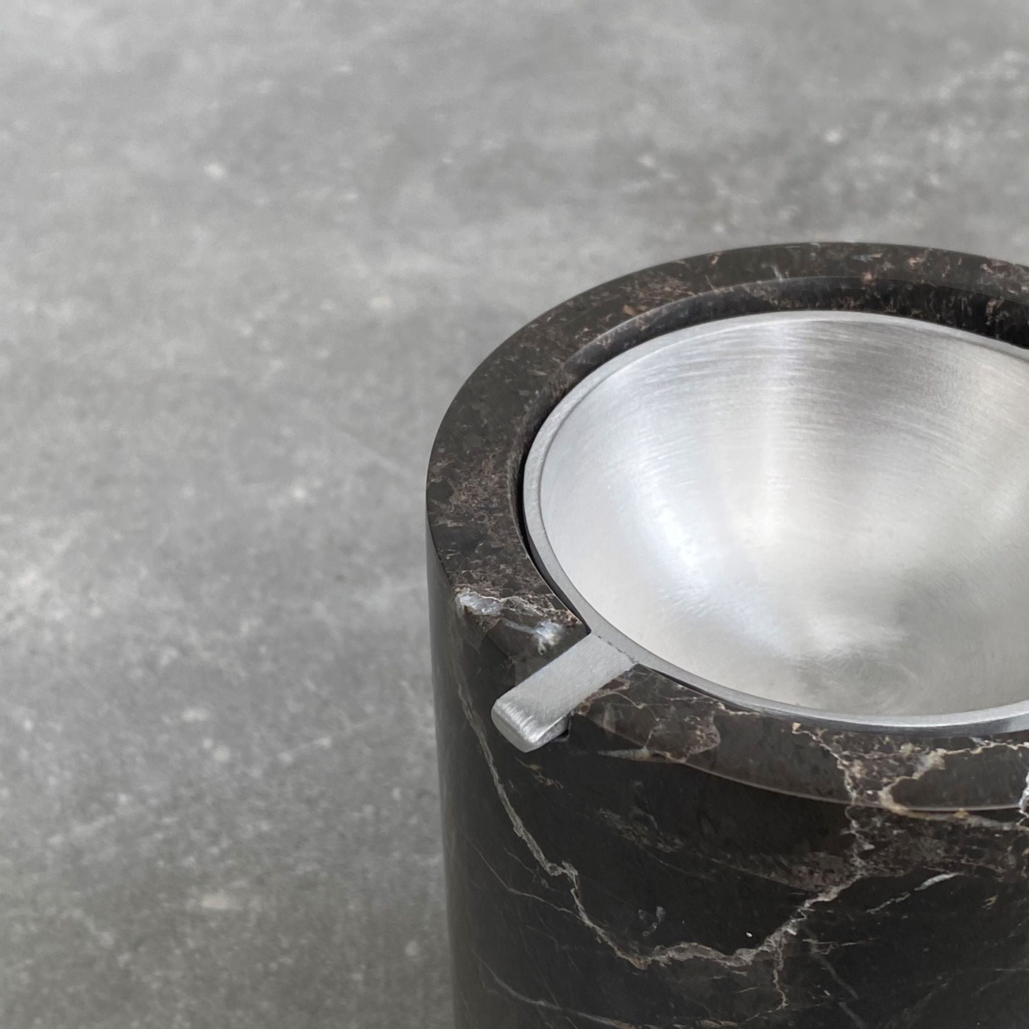 AURA Oil burner from BRANDT Collective in marble Shadow Black and Satin alunimnium bowl