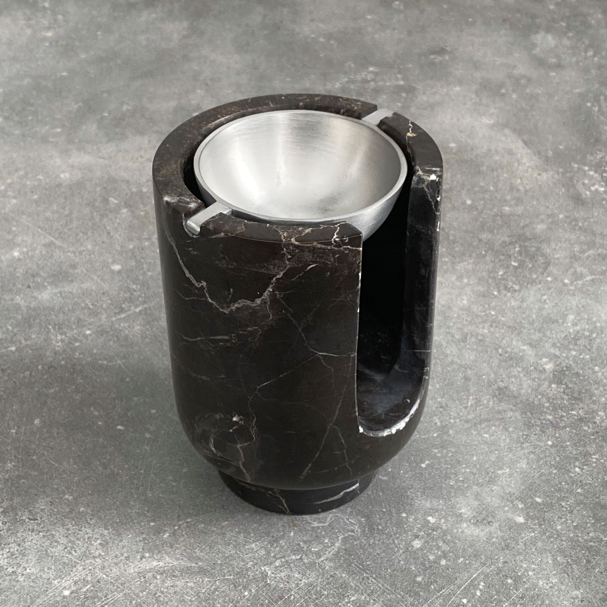 AURA Oil burner from BRANDT Collective in marble Shadow Black and Satin alunimnium bowl