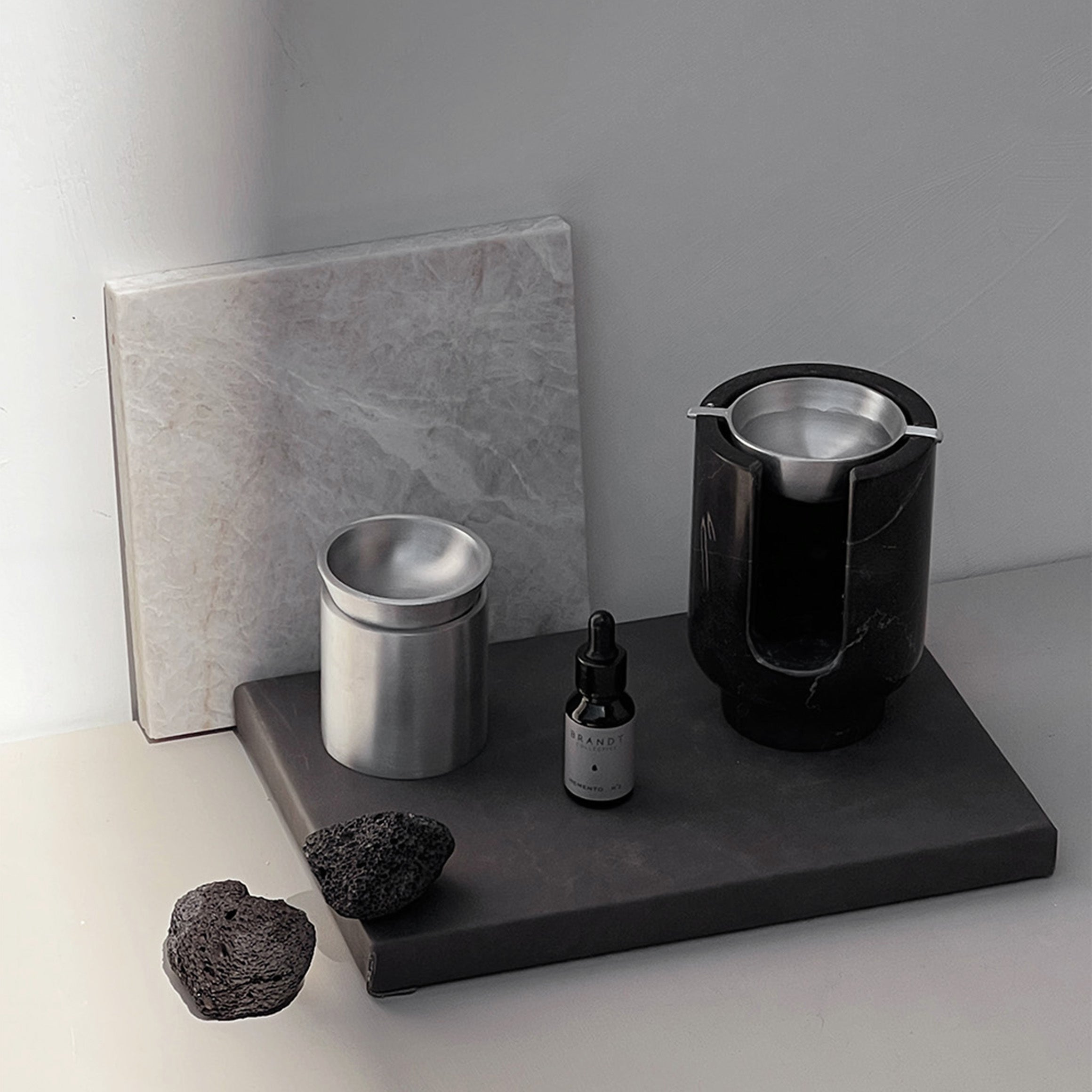 AURA Oil burner from BRANDT Collective in marble Shadow Black and Satin alunimnium bowl