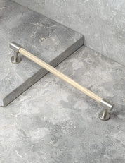 SIGNATURE slim END pull bar 186 mm in Satin Nickel/Oak. Modern cabinet hardware made of solid brass by BRANDT Collective.