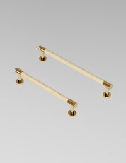 SIGNATURE slim END pull bar 154 mm in Polished Brass/Oak. Modern cabinet hardware made of solid brass by BRANDT Collective.