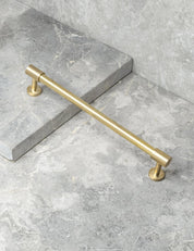 SIGNATURE slim END pull bar 186 mm in Satin Brass/Satin Brass. Modern cabinet hardware made of solid brass by BRANDT Collective.