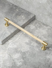 SIGNATURE slim END pull bar 186 mm in Satin Brass/Oak. Modern cabinet hardware made of solid brass by BRANDT Collective.