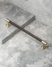 SIGNATURE slim END pull bar 186 mm in Satin Brass/Wenge. Modern cabinet hardware made of solid brass by BRANDT Collective.