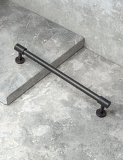 SIGNATURE slim END pull bar 186 mm in Nearly Black/Nearly Black. Modern cabinet hardware made of solid brass by BRANDT Collective.