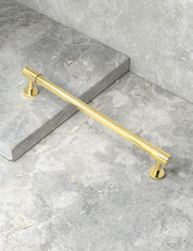 SIGNATURE slim END pull bar 186 mm in Polished Brass/Polished Brass. Modern cabinet hardware made of solid brass by BRANDT Collective.