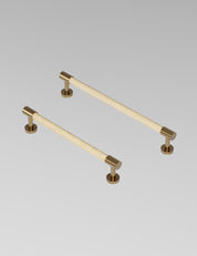 SIGNATURE slim END pull bar 186 mm in Satin Brass/Oak. Modern cabinet hardware made of solid brass by BRANDT Collective.