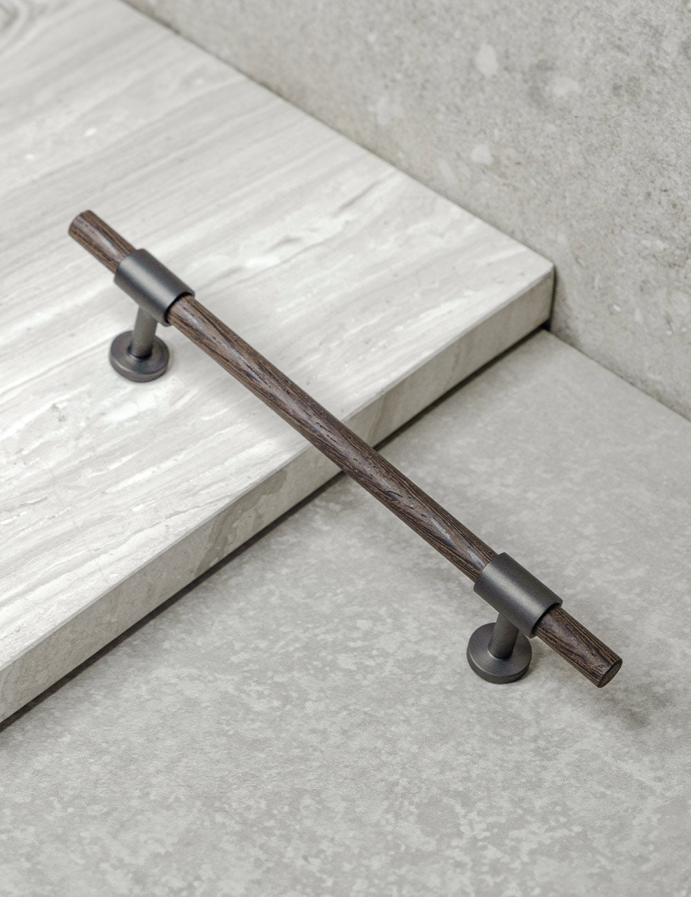 SIGNATURE slim pull bar 182 mm in Nearly Black/Wenge. Modern cabinet hardware made of solid brass by BRANDT Collective.