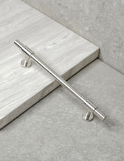 SIGNATURE slim pull bar 182 mm in Satin Nickel/Satin Nickel. Modern cabinet hardware made of solid brass by BRANDT Collective.