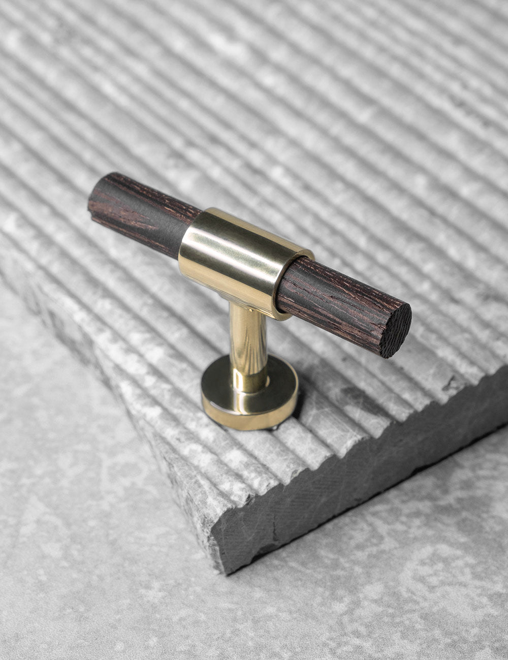 SIGNATURE slim T-bar 54 mm in Polished Brass/Wenge. Modern kitchen hardware made of solid brass by BRANDT Collective.