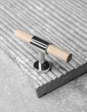 SIGNATURE slim T-bar 54 mm in Polished Nickel/Oak. Modern kitchen hardware made of solid brass by BRANDT Collective.