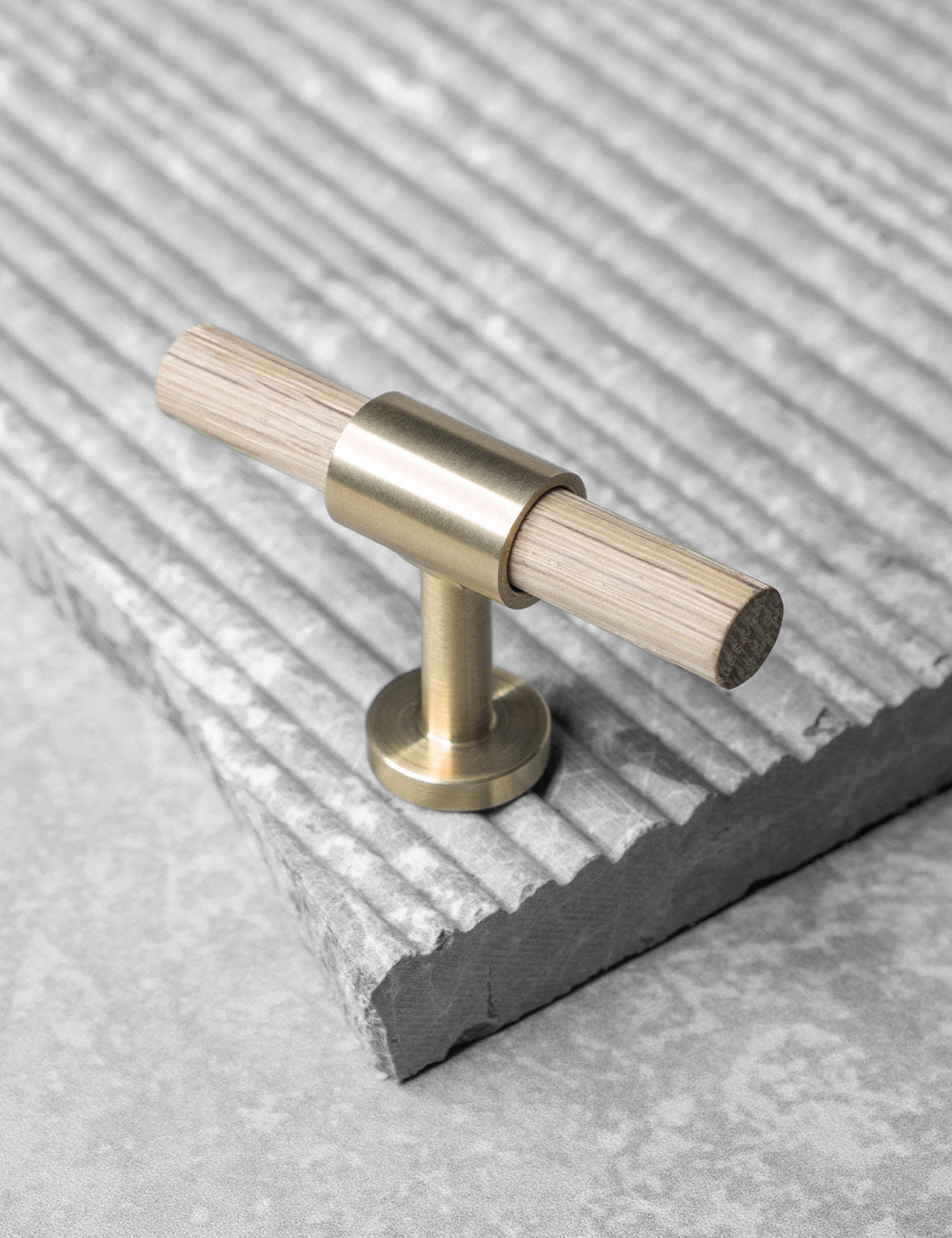 SIGNATURE slim - T-bar 54 mm - Satin Brass / Oak – BRANDT Copenhagen
